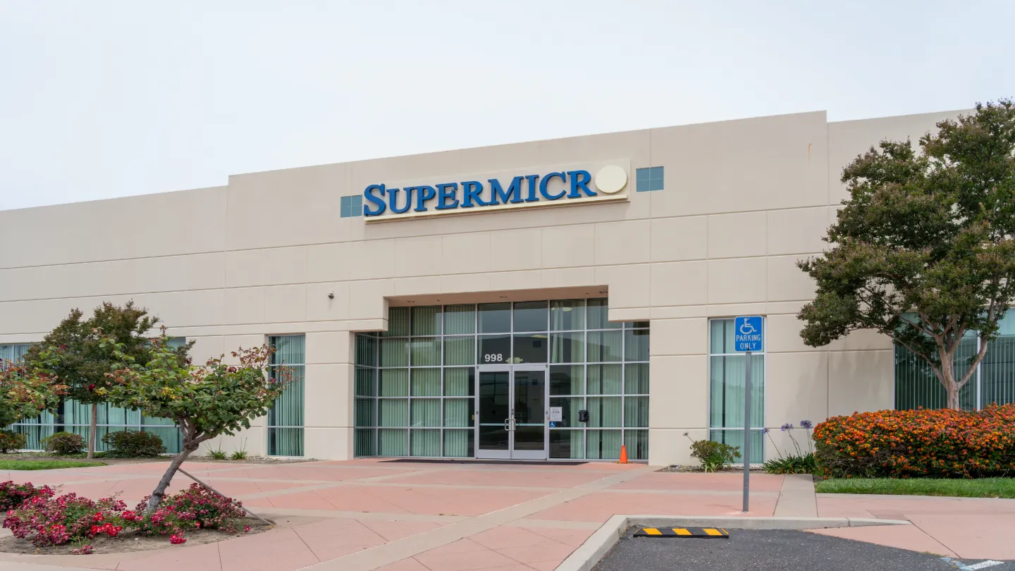 Supermicro shares drop 17% amid delays in annual results and weak guidance