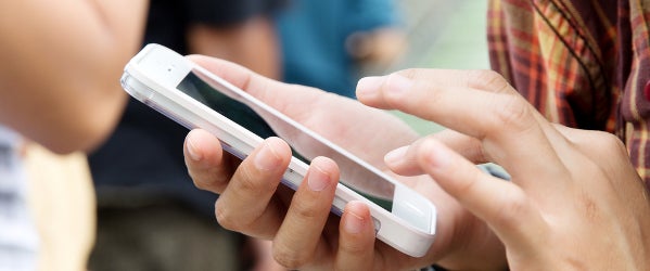 UK mobile phone sales to plummet 11% in 2014