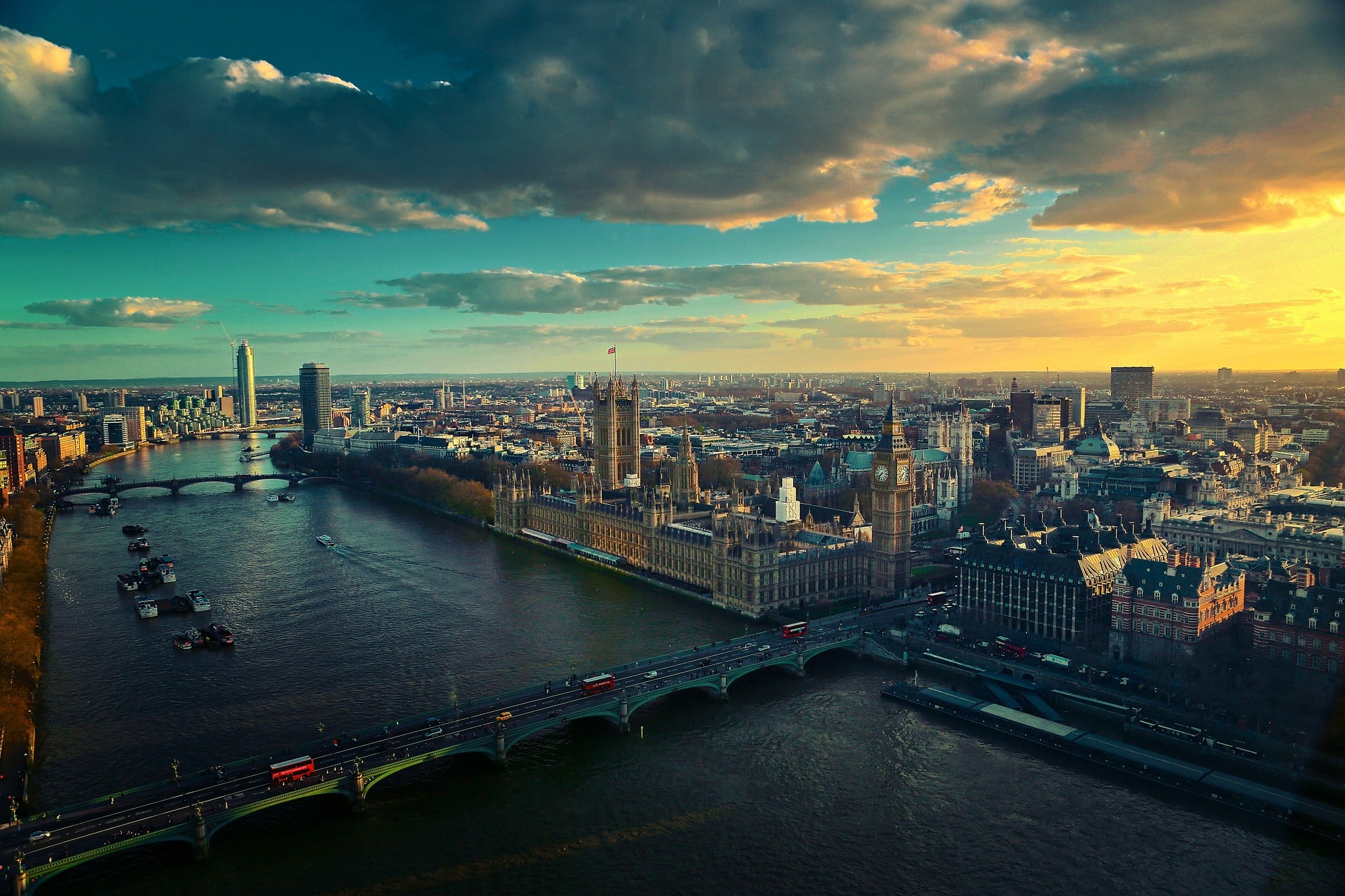 UK fintech VC investment booms to almost $1bn