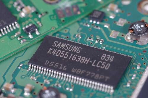 As chipmaking giant Intel struggles, Samsung pledges to keep spending