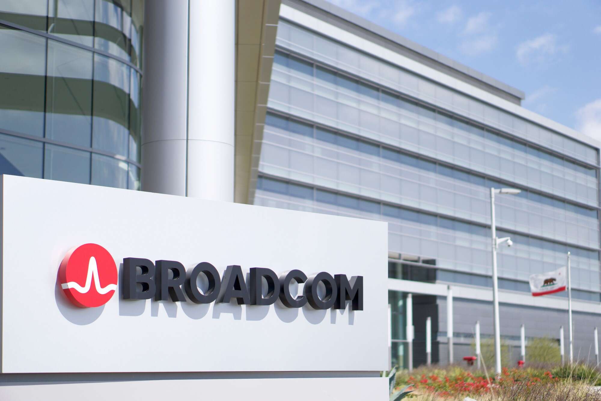 UK clears Broadcom’s $61bn takeover of VMware