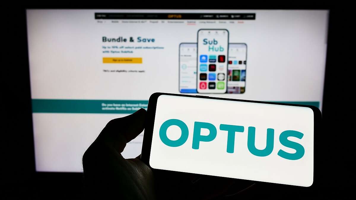 Optus blames software error after 40% of Australia loses internet access